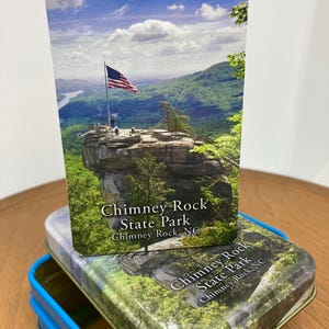 Chimney Rock NC Souvenir Speelkaarten verzegeld in metalen behuizing Familiespel Nacht Reissouvenir