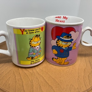 Kubki z motywem Garfielda z serduszkowymi uchwytami, zestaw 2 sztuk, Jim Davis, 1978 r.