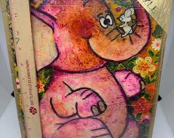Puzzle illustrato Hallmark dei primi anni '70, raffigurante un elefante rosa con una texture particolare che parla con un topolino bianco. Sigillato.