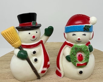 Salero y pimentero del Sr. y la Sra. Muñeco de Nieve, escoba, Feliz Navidad