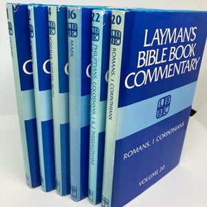 Może przedstawiać: Kolekcja niebiesko-białych tomów Layman's Bible Book Commentary. Grzbiety książek zawierają tytuły i numery tomów. Widoczna jest okładka tomu 20 z tytułem "Rzymian, 1 Koryntian".