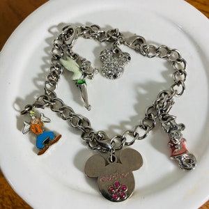 Disney-armband med 5 stämplade Disney-berlocker