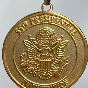Chaveiro comemorativo da 55ª posse presidencial, do historiador presidencial Bush Cheney.