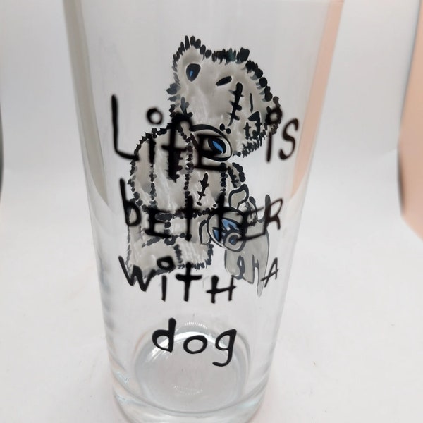 Peint à la main 'La vie est meilleure avec un chien' grand gobelet en peluche tatoué