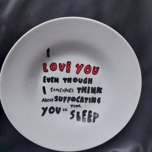 Tigela pintada à mão "Eu te amo, mesmo pensando em sufocar você durante o sono"