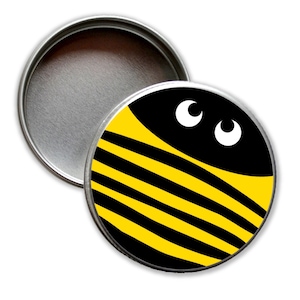 Könnte beinhalten: Eine runde, silberne Dose mit Deckel. Das Design der Dose zeigt ein Cartoon-Bienen-Gesicht mit schwarzen und gelben Streifen und weißen Augen. Der Deckel ist zur Seite, wodurch das Innere der Dose sichtbar wird.