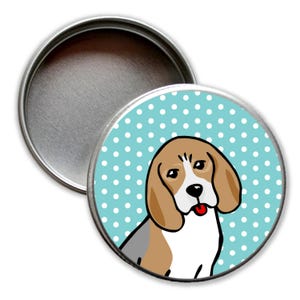 Könnte beinhalten: Eine runde Metalldose mit blauem Hintergrund und weißen Punkten. Ein Beagle-Cartoon mit braunem, weißem und grauem Fell ist auf der Dose. Der Hund hat eine rote Zunge herausgestreckt.