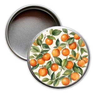 Könnte beinhalten: Eine runde Metalldose mit einem weißen Deckel, der ein sich wiederholendes Muster aus orangenen Zitrusfrüchten und grünen Blättern zeigt.