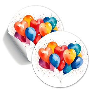 Könnte beinhalten: Ein Satz runder Aufkleber mit einer Aquarell-Illustration von bunten herzförmigen Luftballons mit Konfetti auf weißem Hintergrund.