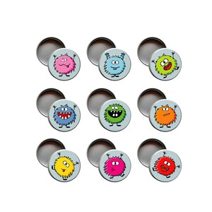 Könnte beinhalten: Neun runde, hellblaue Metallbehälter mit farbenfrohen Monstermotiven. Jedes Monster hat eine andere Farbe, darunter Pink, Blau, Grün, Orange, Gelb und Rot. Die Monster haben verschiedene Ausdrücke und Merkmale.
