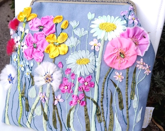 Bolso de mano con cierre de broche bordado con flores, bolso de noche hecho a mano con correa de cadena.