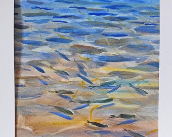 Puede incluir: Una pintura de acuarela que representa un banco de peces pequeños nadando en agua clara y poco profunda sobre un fondo arenoso. La obra presenta tonos azules, beige y amarillos, con reflejos de luz que crean patrones en el lecho marino. La firma del artista es visible en la esquina inferior derecha.