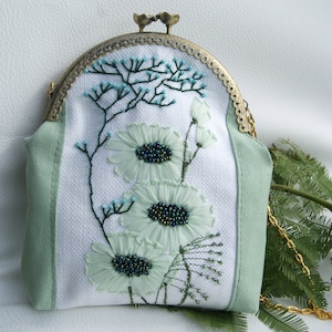 Porte-monnaie floral turquoise, sac à main brodé Kiss Lock, sac en lin, pochette brodée à la main, pochette florale pour femme broderie de fleurs de marguerite