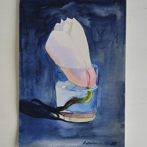 Bocciolo di magnolia in un bicchiere Acquerello originale di delicati fiori bianchi primaverili. Regalo per la festa della mamma. Regalo speciale per lei. Senza cornice.