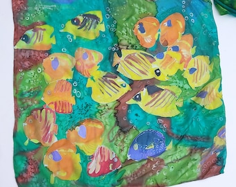 Bufanda de seda pintada a mano: diseño de peces, bufanda cuadrada de lujo (55 cm) con pintura de peces de colores de arrecife de coral.