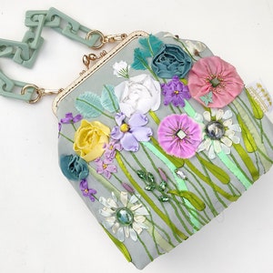 Bolso de noche color pato, bolso de boda, bordado a mano con cinta de seda, bolso floral con flores silvestres, bolso vintage con cierre de beso bordado.
