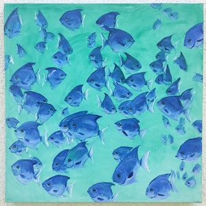 K&ouml;nnte beinhalten: Ein Gem&auml;lde, das einen Schwarm blauer Fische zeigt, die in t&uuml;rkisfarbenem Wasser schwimmen. Die Fische sind alle in verschiedene Richtungen ausgerichtet und einige &uuml;berlappen sich. Das Gem&auml;lde ist in einem realistischen Stil ausgef&uuml;hrt.
