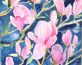 Puede incluir: Pintura acuarela de flores de magnolia rosadas sobre un fondo azul oscuro. Las flores están en diferentes etapas de floración, algunas están completamente abiertas y otras todavía en capullo.