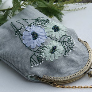 Floral coin purse, hand embroidered kiss lock purse, linen bag, small women floral pouch daisy flowers ribbon embroidery Vintage fiber art