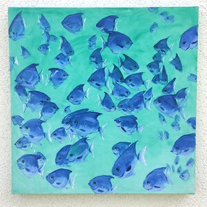 K&ouml;nnte beinhalten: Ein Gem&auml;lde, das einen Schwarm blauer Fische zeigt, die in t&uuml;rkisfarbenem Wasser schwimmen. Die Fische sind alle in die gleiche Richtung ausgerichtet und schwimmen in einer engen Formation.