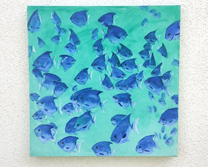 K&ouml;nnte beinhalten: Ein Gem&auml;lde, das einen Schwarm blauer Fische zeigt, die in t&uuml;rkisfarbenem Wasser schwimmen. Die Fische sind alle in die gleiche Richtung ausgerichtet und schwimmen in einer engen Formation.