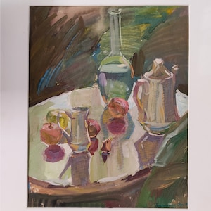 Könnte beinhalten: Originales Stillleben-Gemälde mit einer Glasflasche, einer Teekanne und Früchten. Das Kunstwerk verwendet eine Palette aus Grün-, Braun- und Rottönen mit sichtbaren Pinselstrichen. Die Komposition ist auf einer weißen Oberfläche angeordnet.