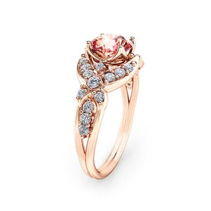 Anillo de compromiso con halo de morganita en oro rosa de 14 quilates: enrejado de diamantes rosa melocotón