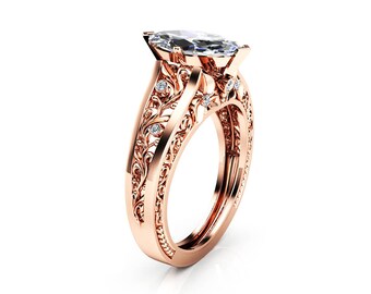 Anillo de moissanita con forma de marquesa, tallado profundo y estilo vintage.
