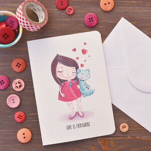 Biglietto d'auguri romantico, bambina con orsacchiotto e cuori, Love is everywhere