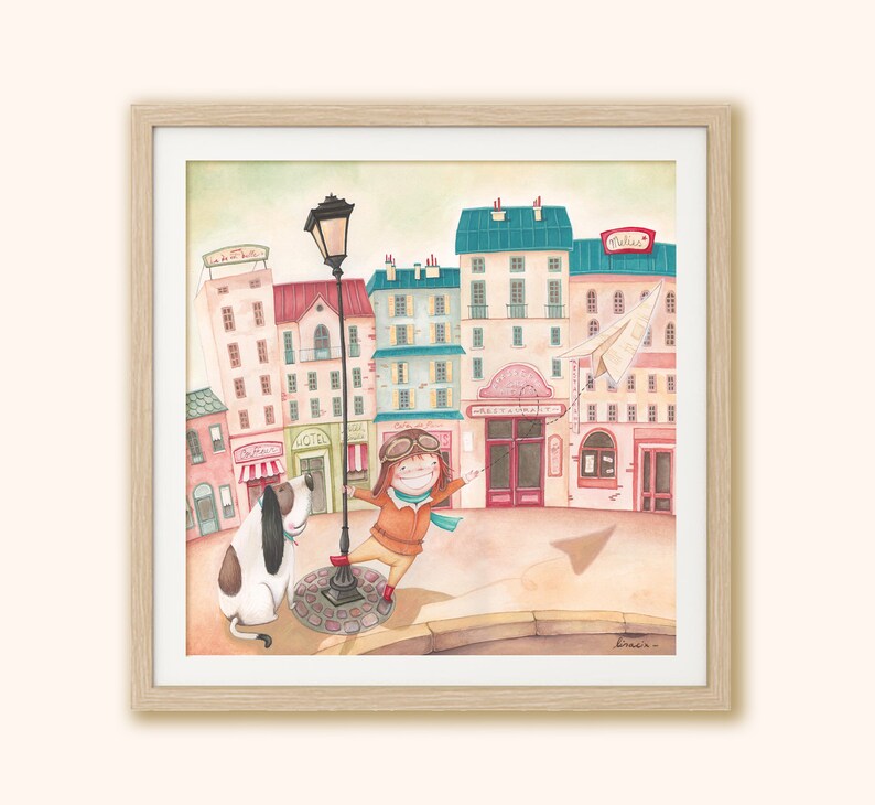 Puede incluir: Una ilustraci&oacute;n de acuarela de un ni&ntilde;o con un gorro de piloto y gafas, sosteniendo un avi&oacute;n de papel, de pie frente a una fila de edificios coloridos con un perro a su lado. La escena est&aacute; ambientada en una calle parisina con una farola y un pavimento de adoquines.
