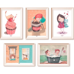 Puede incluir: Cinco ilustraciones enmarcadas con fondo blanco y un marco blanco. Las ilustraciones representan un gato sobre un cupcake rosa, una ni&ntilde;a que mete la mano en un tarro de crema de chocolate, una ni&ntilde;a que sostiene un oso de peluche azul, dos ni&ntilde;os en una ba&ntilde;era y dos ni&ntilde;os hablando a trav&eacute;s de una ventana.