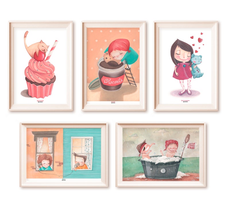 Puede incluir: Cinco ilustraciones enmarcadas con fondo blanco y un marco blanco. Las ilustraciones representan un gato sobre un cupcake rosa, una ni&ntilde;a que mete la mano en un tarro de crema de chocolate, una ni&ntilde;a que sostiene un oso de peluche azul, dos ni&ntilde;os en una ba&ntilde;era y dos ni&ntilde;os hablando a trav&eacute;s de una ventana.