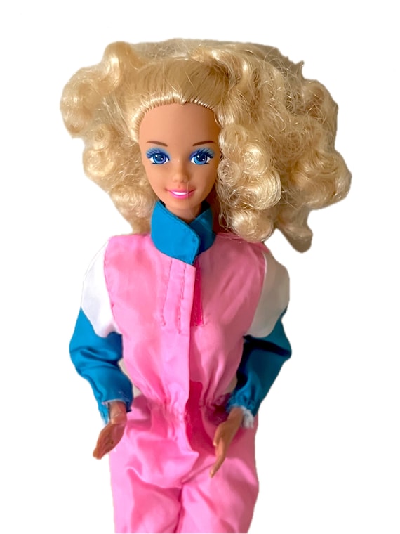 バービー人形、ビンテージ鮮やか服 1980年代のヴィンテージマテルバービー人形にスキージャンプスーツを