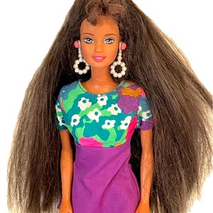 Barbie Teresa TNT brune Mattel des années 1990 en 1991 Robe Barbie à éclaboussures de peinture