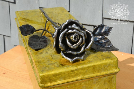 A unique and artistic funeral urn. Eternal metal roses (For my beloved )