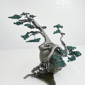 Welded metal sculpture bonzai tree (Lorsque s'unissent les racines et un galet
