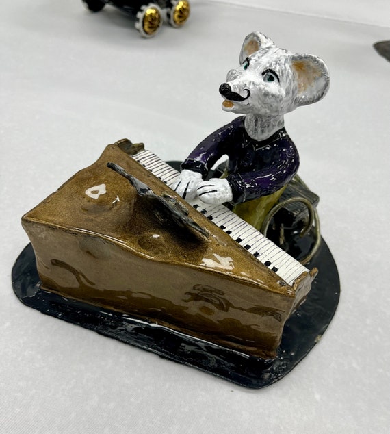 Sculpture named "Play Cheeezzz!!!"