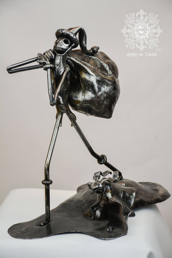 Jack skellington sculpture, coat in ''Sandy claws''