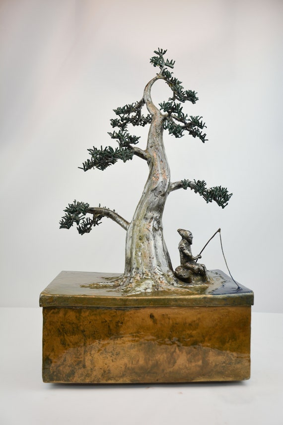 A unique and artistic funeral urn. In the shape of bonsai Moyogi.