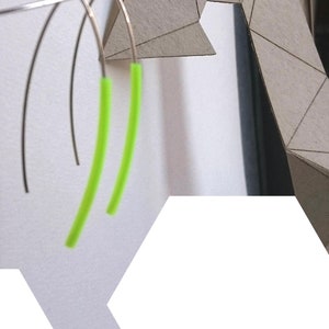Op de afbeelding: Een set van drie keramische mokken met een gespikkelde, matte afwerking. De mokken zijn in tinten crème, lichtgrijs en donkergrijs. Elke mok heeft een eenvoudig, minimalistisch ontwerp, perfect voor koffie of thee.