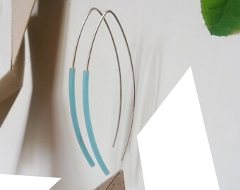 Brincos de prata esterlina com tubo de borracha azul claro (não pode ser removido) - Leve, minimalista, gráfico - Feito na França por mim.