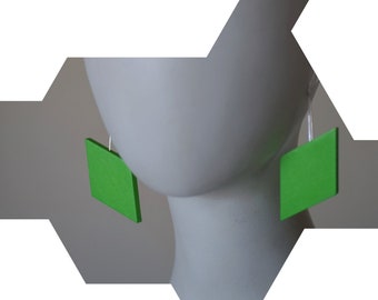 Boucles d'oreilles géométriques (losanges) - argent 925 et bois peint - vert printemps. Très légères et graphiques.