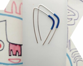 Brincos triangulares de prata esterlina com tubo de borracha azul resistente - Leves, minimalistas, gráficos - Feitos na França por mim.