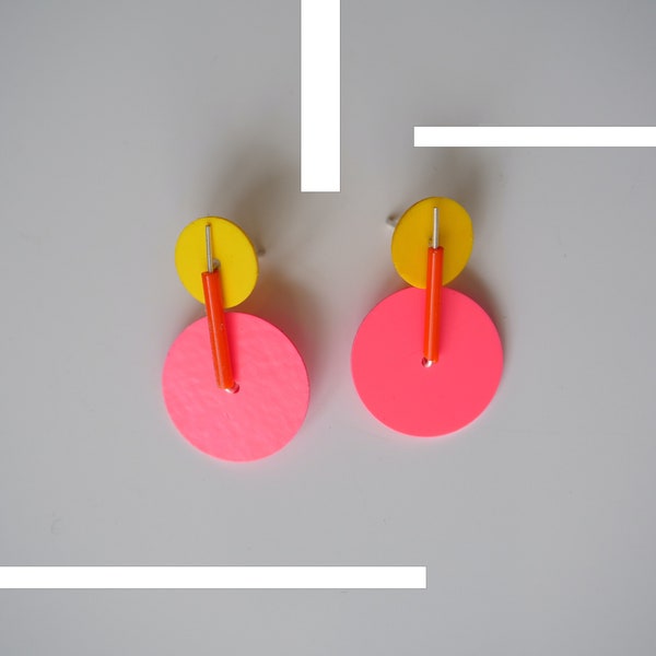 Boucles d'oreilles  géométriques et cercles de couleurs vibrantes sur une base en rose fluo / Jaune / orange