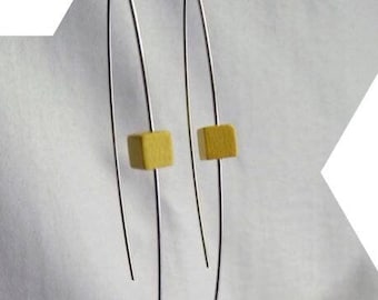 Brincos de prata esterlina leves, modernos, gráficos e minimalistas com cubo de madeira amarelo