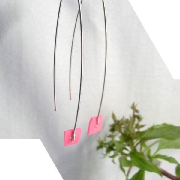 Lichte, moderne, grafische en minimale sterling zilveren oorbellen - met roze geometrisch stukje