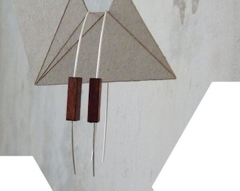 Brincos de prata esterlina muito leves e minimalistas - com tubo quadrado de madeira marrom.