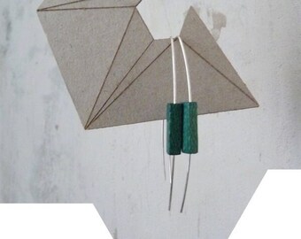 Brincos de prata esterlina muito leves e minimalistas - com tubo quadrado de madeira verde.