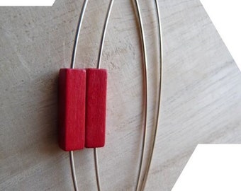 Brincos de prata esterlina muito leves e minimalistas - com tubo de madeira vermelho.