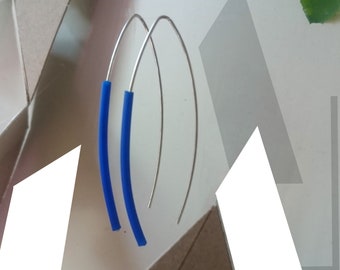 Brincos de prata esterlina com tubo azul brilhante - Leve, minimalista, gráfico - Feito na França por mim.